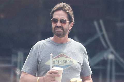Gerard Butler goes to the Juice Run in Brentwood during the day
