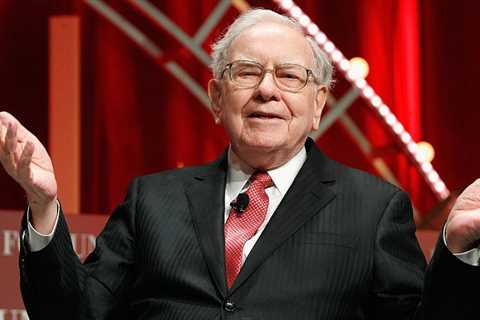 Warren Buffett waves off Fitch's cut to America's credit rating - and says he's buying Treasuries..