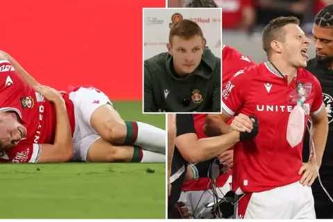 Wrexham striker Paul Mullin is ignoring medical advice after suffering punctured lung