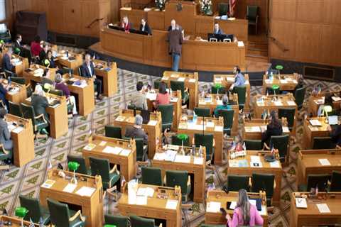 Navigating the Complex Relationship Between State and Federal Politics in Western Oregon